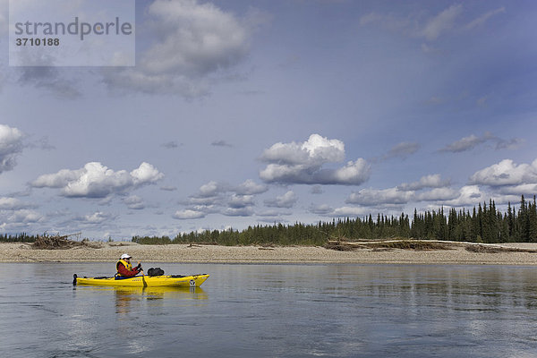 Junge Frau paddelt in einem Kajak  Kajakjahren  oberer Liard River  Yukon Territory  Kanada