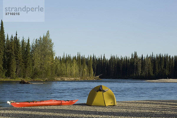 Zelt  Camp  Kajak  Kiesbank  oberer Liard River Fluss  Yukon Territory  Kanada