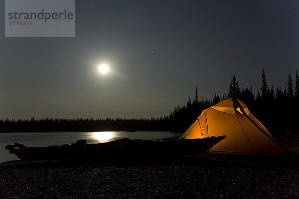 Zelt  Lager  Silhouette eines Kajaks  Mondlicht  Vollmond  Spiegelung auf dem Wasser dahinter  Kiesbank  oberer Liard River Fluss  Yukon Territory  Kanada