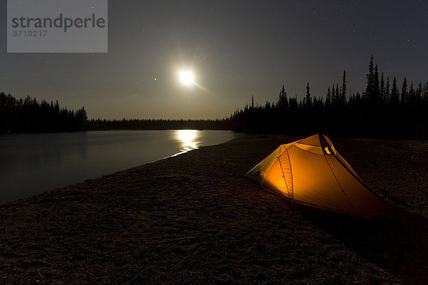 Zelt  Lager  Mondlicht  Vollmond  Spiegelung auf dem Wasser dahinter  Kiesbank  oberer Liard River Fluss  Yukon Territory  Kanada