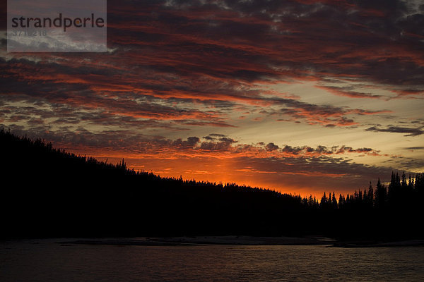 Sonnenuntergang  Meister River Flusseinmündung  oberer Liard River Fluss  Yukon Territory  Kanada