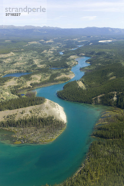 Luftaufnahme des Yukon Flusses in der Nähe von Miles Canyon  in Richtung Süden fliessend  Whitehorse  Yukon Territory  Kanada