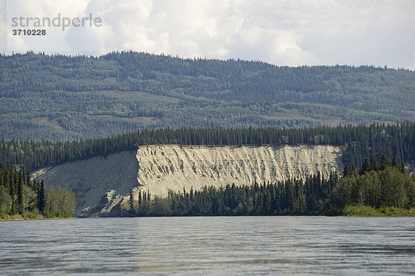 Von Wasser geformte Landschaft  hoher Prallhang  Erosion  Yukon Territory  Kanada