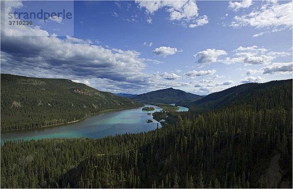 Blick über den Zusammenfluss von Yukon River und Teslin River  Hootalinqua  Wasser und unterschiedliche Farben vermischen sich  Yukon Territory  Kanada