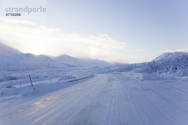 Vereiste Straße  South Klondike Highway in der Nähe von Fraser  schneebedeckte alpine Landschaft  White Pass  Coastal Range verbindet Skagway  Alaska mit British Columbia  Kanada