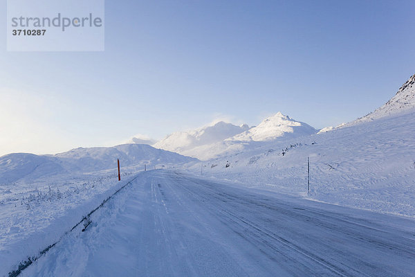 Vereiste Straße  South Klondike Highway in der Nähe von Fraser  schneebedeckte alpine Landschaft  White Pass  Coastal Range verbindet Skagway  Alaska mit British Columbia  Kanada