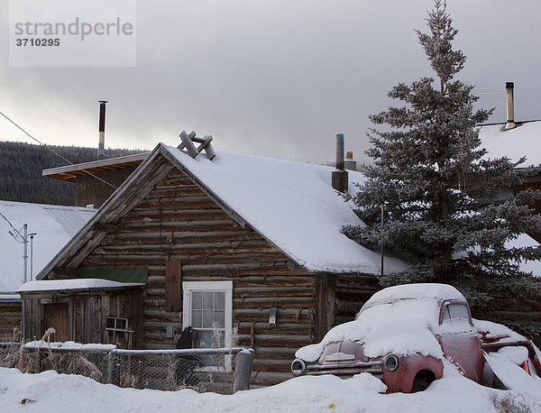 Altes Blockhaus und alter  schneebedeckter Lkw in der Nähe von Lake Bennett  Carcross  Yukon Territory  Kanada