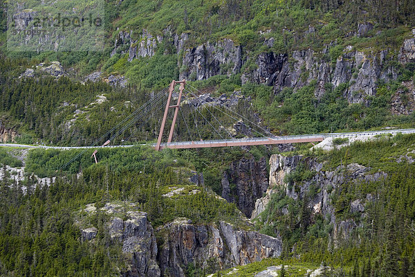 Moderne Hängebrücke über einen Canyon  South Klondike Highway  White Pass zwischen Skagway  Alaska  USA und British Columbia  BC  Kanada