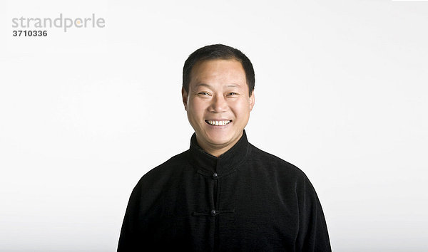 Portrait  chinesischer Taiji Meister Cheng Lijun  lachend in traditioneller Jacke