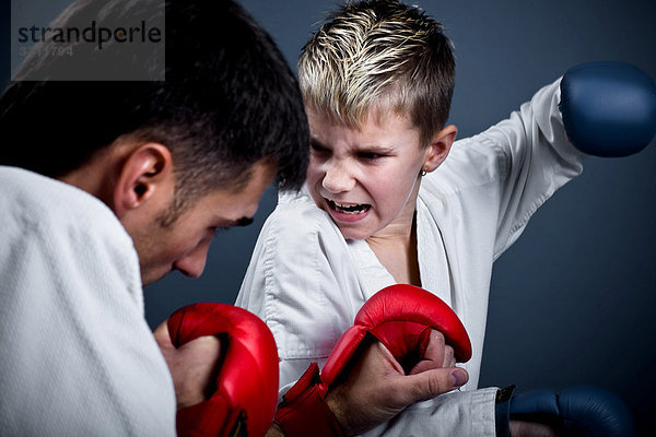 Junge und Trainer beim Karatesparring