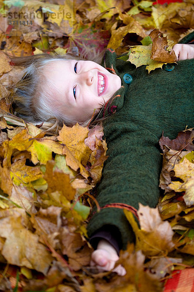7-jähriges Mädchen im Herbstpark