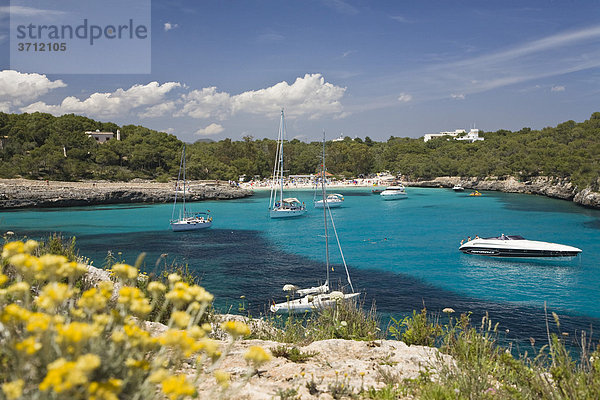 Segelyachten in der Bucht Cala MondragÛ  Strand CalÛ d'en Garrot  Naturschutzgebiet Parc Natural de MondragÛ  Mallorca  Balearen  Mittelmeer  Spanien  Europa