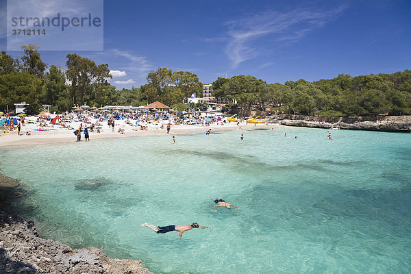Strandleben in der Bucht CalÛ d'en Garrot  Cala MondragÛ  Naturschutzgebiet Parc Natural de MondragÛ  Mallorca  Balearen  Mittelmeer  Spanien  Europa