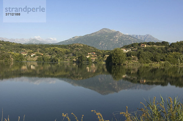 Bei Ivrea im Piemont Piemonte Italien Lago Sirio Moränenlandschaft Toteissee im Hintergrund der Gran Paradiso National Park