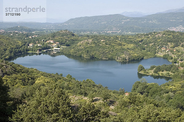 Bei Ivrea im Piemont Piemonte Italien Lago Sirio Moränenlandschaft Toteissee vom Castello San Giogo aus