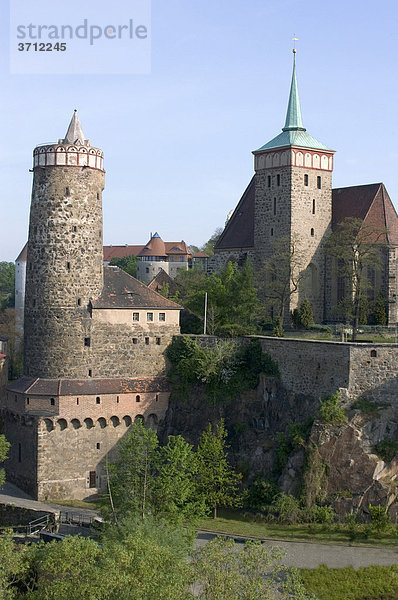 Bautzen Sachsen Deutschland Wasserkunst und evangelische Michaeliskirche über der Spree