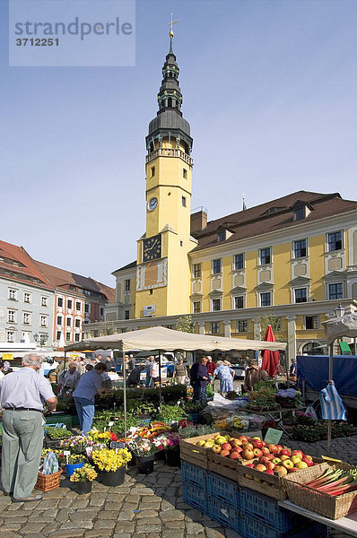 Bautzen Sachsen Deutschland Marktstände vor dem Rathaus