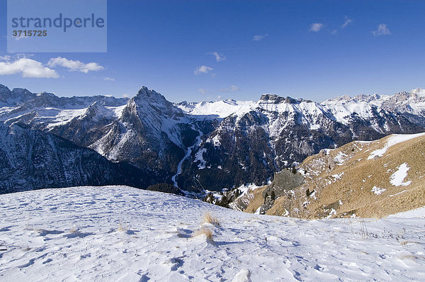 Von den Skihängen unter der Sella über das Fassatal auf das Skigebiet Ciampac Trentino Italien