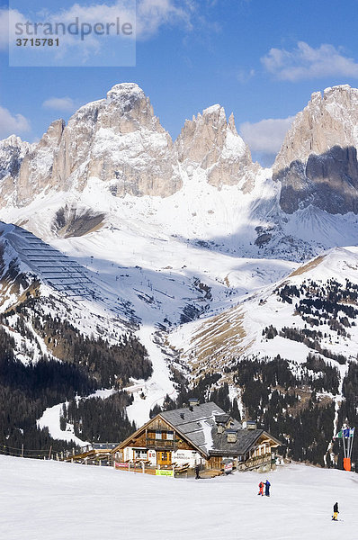 Von den Skihängen über Canazei Trentino Italien auf das Sellajoch und den Langkofel Sasso Lungo
