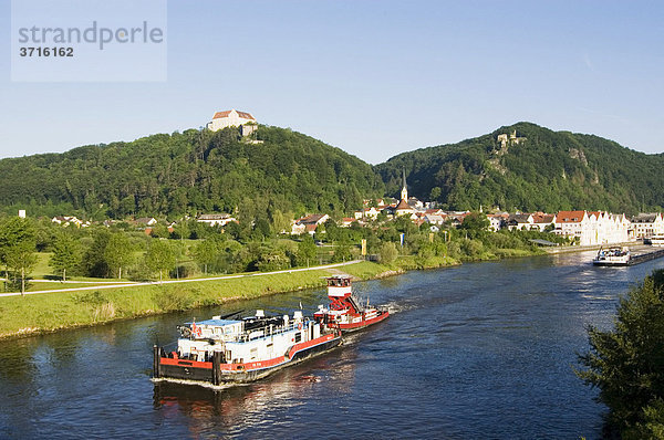 Stadt Riedenburg mit der Rosenburg über dem Rhein Main Donau Kanal im Altmühltal Niederbayern Deutschland