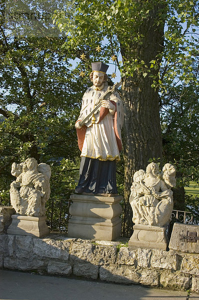 Kallmünz am Zusammenfluss von Naab und Vils Oberpfalz Bayern Deutschland Naabbrücke von 1550 Steinfigur hl. Nepomuk mit Engel 18. Jahrhundert