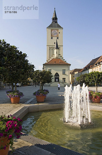 Deggendorf an der Donau Niederbayern Deutschland Stadtplatz mit dem alten Rathaus