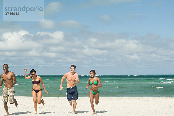 Freunde beim Laufen am Strand