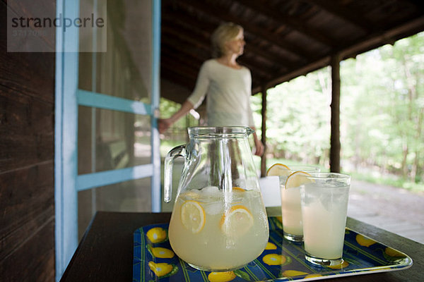 Tablett mit Limonade  Frau im Hintergrund