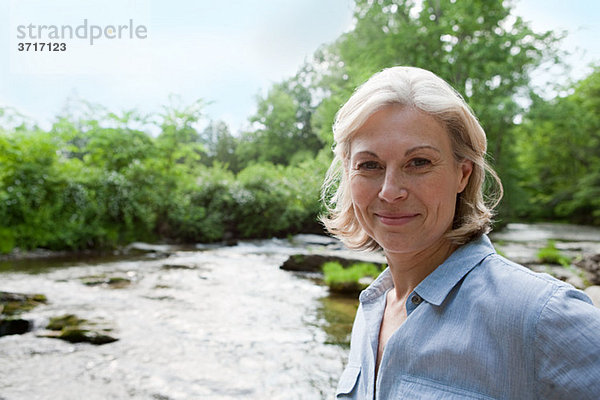 Reife Frau in der ländlichen Szene