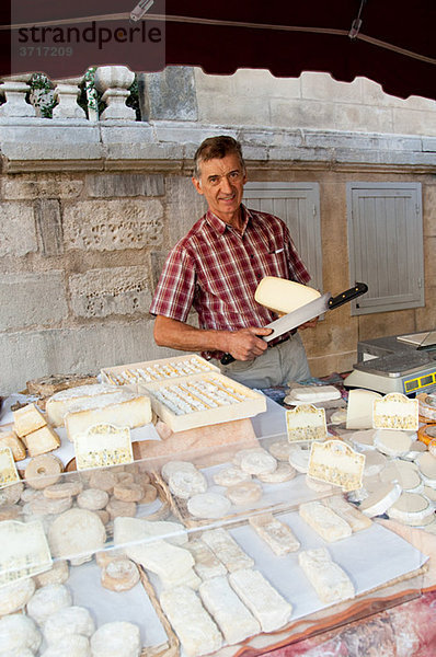 Mann am Schafskäsemarktstand in Frankreich