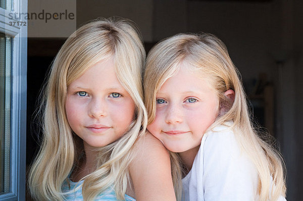 Blonde Zwillingsmädchen  Portrait