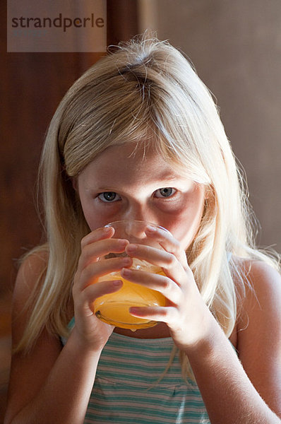 Mädchen mit einem Glas Orangensaft