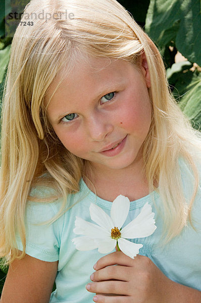 Blondes Mädchen mit Blume  Portrait