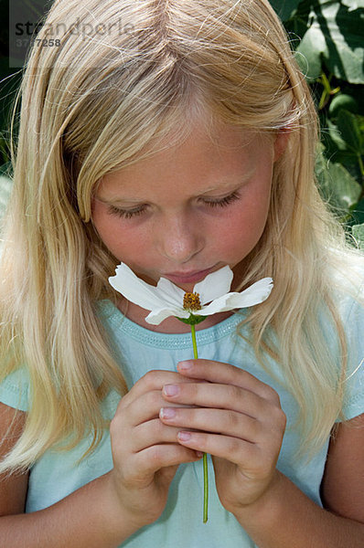 Mädchen riechen Blume