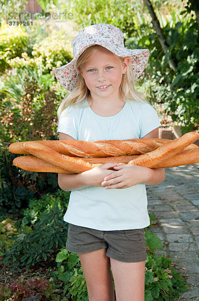 Mädchen in Sunhat hält baguettes