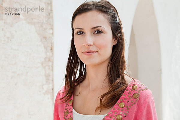 Junge Frau mit braunen Haaren  Portrait