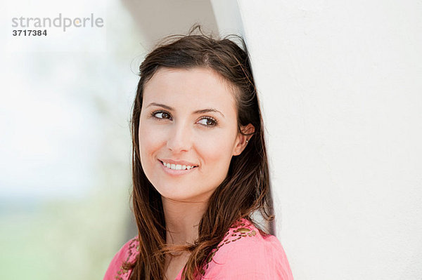 Junge Frau mit braunen Haaren  Portrait