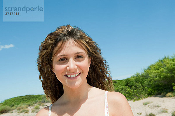 Junge Frau mit langen braunen Haaren  Portrait