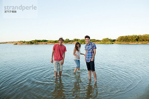 Drei Freunde haben Spaß im See
