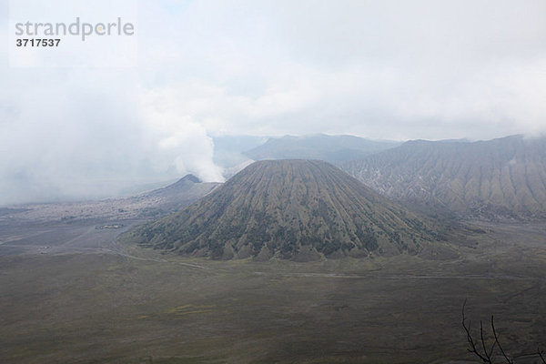 Mount Bromo Vulkan und erloschener Vulkan  Java
