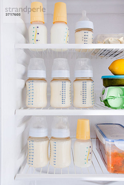 Flaschen Muttermilch im Kühlschrank