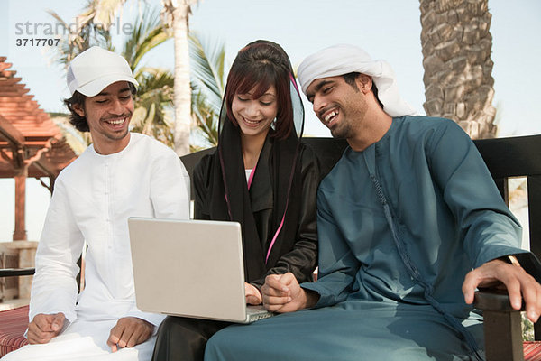 Naher Osten Menschen mit Laptop