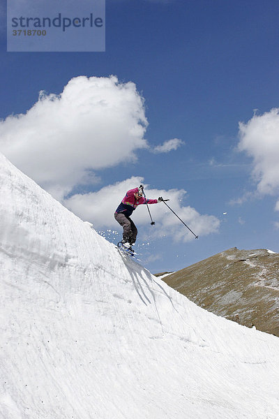 Tourenschifahrer springt über Schneewächte auf der Rax Niederösterreich Österreich