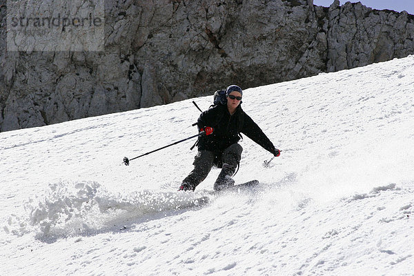 Tourenschifahrerin mit Fun Carvern auf Schneefeld im Karlgraben auf der Rax Niederösterreich Österreich
