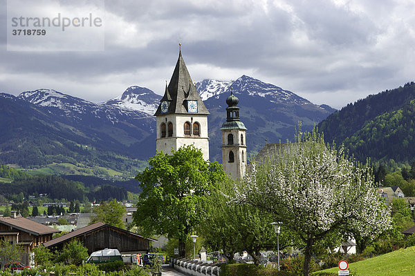Blick auf die Türme von Liebfrauenkirche und Pfarrkirche Kitzbühel Tirol Österreich
