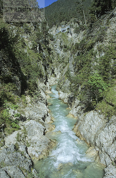 Ein reissender Bergbach am Oberlauf des Inn fliesst durch eine felsige Schlucht in Tirol Österreich