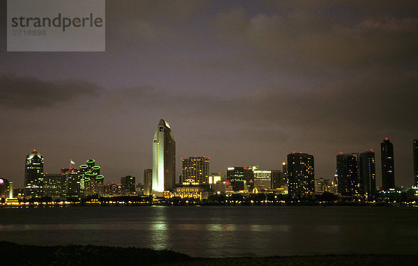 Skyline von San Diego bei Nacht  Kalifornien  USA