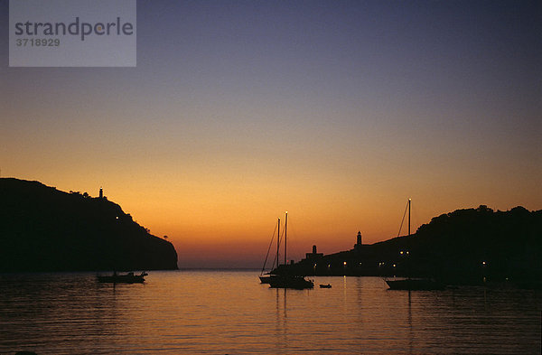 Hafen von Port de Soller auf Mallorca in der Abenddämmerung  Spanien