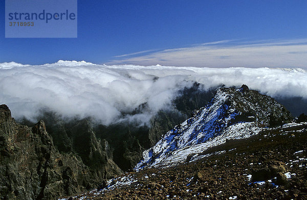 Passatwolken fließen über den Gipfel des Roque de los Muchachos auf La Palma  Kanarische Inseln  Spanien