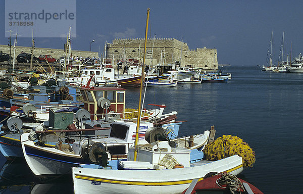 Fischerboote im Hafen von Heraklion auf Kreta  Griechenland